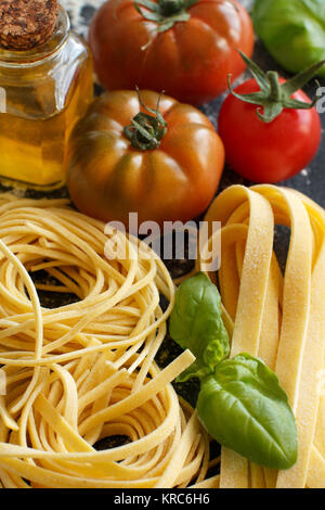 Frische Pasta und Zutaten in einer dunklen Kammer Stockfoto