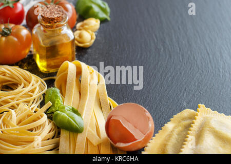 Frische Pasta und Zutaten Stockfoto