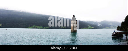 Die Glocke versenkt Turm der Kirche oder Reschensee Campanile di Graun im Vinschgau vecchia oder tief in Resias See am Morgen in Trentino-südtirol Tal in Alto Stockfoto