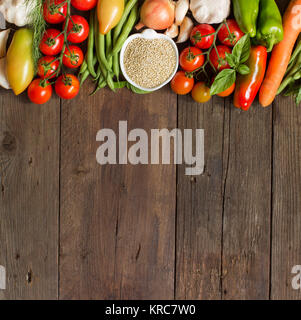 Quinoa in eine Schüssel und frischem Gemüse Stockfoto