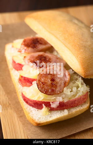 Apple, Sauerkraut, Bratwurst Sandwich Stockfoto