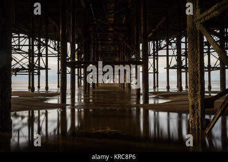Unter Blackpool Pier Stockfoto