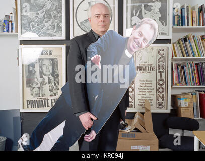 Englischer Journalist und Autor Francis Wheen am Private Eye Büros, London, England, Vereinigtes Königreich. Stockfoto