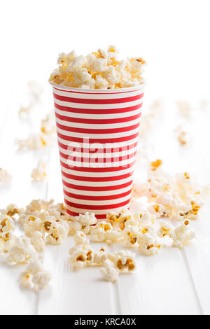 Popcorn im Pappbecher. Stockfoto