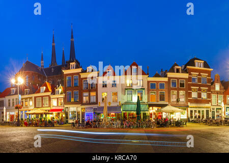 Marktplatz in der Nacht in Delft, Niederlande Stockfoto