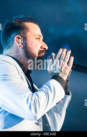 Sänger und Tänzer Alexander James McLean oder einfach nur "A. J." trägt Nagellack und hat Tattoos auf seinem Hals und Händen an die Backstreet Boys Konzert in Kopenhagen. Dänemark 15/03 2014. Stockfoto