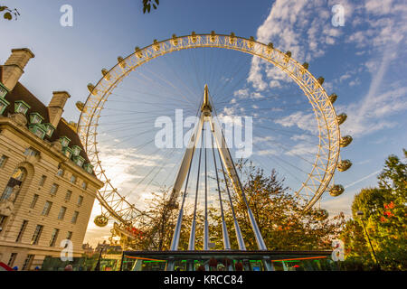 Das London Eye in der Londoner Westminster gesehen vom Südufer der Themse, bei Sonnenuntergang. Stockfoto