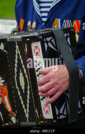 Angenehm Veteran spielt Akkordeon auf dem 69-jährigen Jubiläum des Sieges im Zweiten Weltkrieg, 2013 Stockfoto