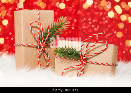 Weihnachten vintage präsentiert auf rotem Hintergrund Stockfoto