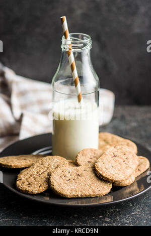 Lecker Haferflocken Kekse und Milch. Stockfoto