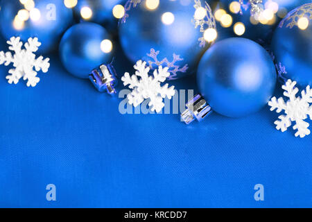 Blau Weihnachten Kugeln, die in Tuch eingewickelt Stockfoto