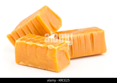 Hand Made Caramel Toffee Stücke auf weißem Hintergrund Stockfoto