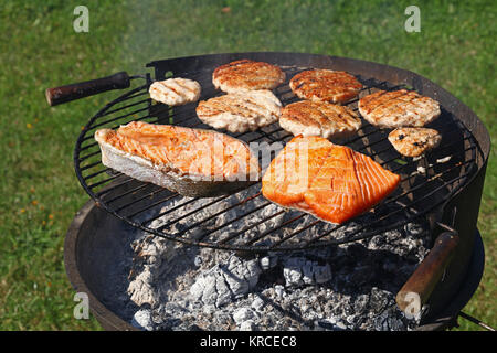 Huhn oder Truthahn Burger und Lachs Fisch vom Grill Stockfoto