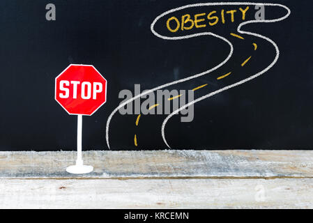 Mini STOP-Schild auf der Straße zur Fettleibigkeit Stockfoto