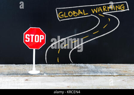 Mini STOP-Schild auf der Straße zur globalen Erwärmung Stockfoto