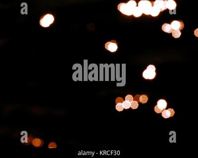 Defokussierten Highlights auf sonnendurchflutete See Wasser. Buntes Licht Reflexion in Lazy Wasserstand Stockfoto