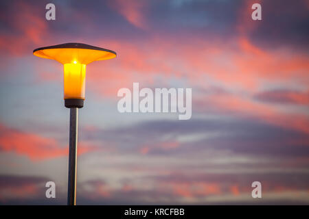 Straßenlaterne bei Sonnenuntergang Stockfoto