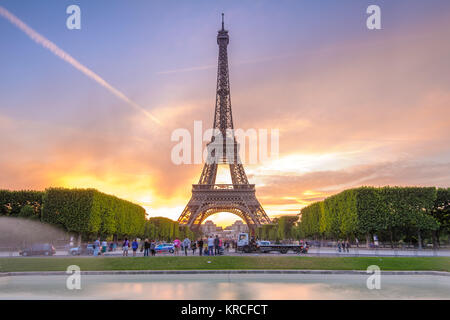 Nacht Blick auf Eiffelturm in Paris, Frankreich Stockfoto