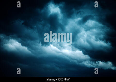 Dramatische stürmischen Himmel, dunkle Wolken vor Regen. Wetter, Klima und Meteorologie Hintergrund. Stockfoto