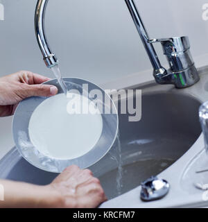 Nahaufnahme eines jungen kaukasischen Mann Geschirr in der Spüle Stockfoto