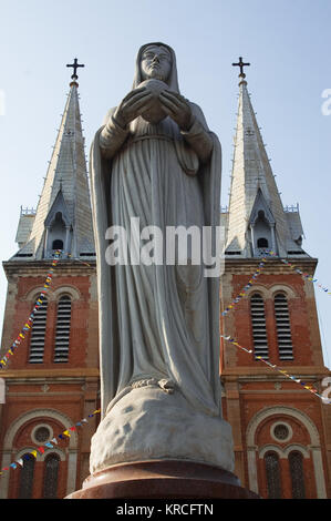Statue der Jungfrau Maria vor der Twin Türme der Kathedrale Notre Dame in Ho Chi Minh City Vietnam. Stockfoto