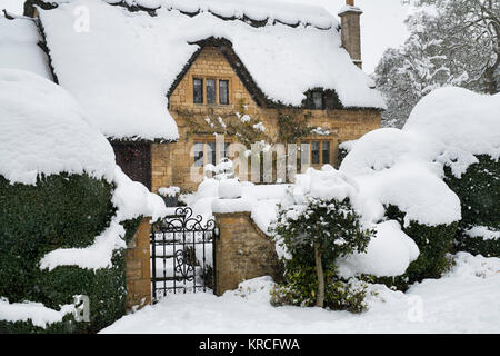 Reetdachhaus im Schnee zu Weihnachten im Dezember. Chipping Campden, Cotswolds, Gloucestershire, England Stockfoto