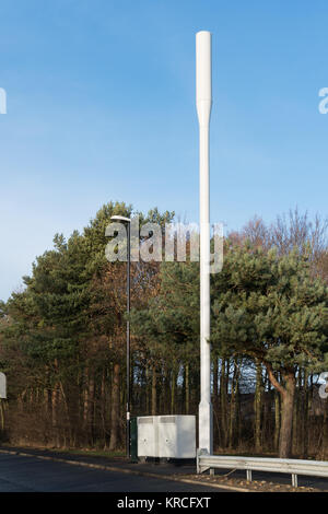 O2-Monopole mobile phone Mast mit Schaltschränken, England, Großbritannien Stockfoto