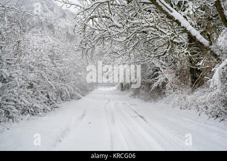 Schneebedeckte Landstraße in der Nähe von Snowshill Dorf im Dezember. Snowshill, Cotswolds, Gloucestershire, England Stockfoto