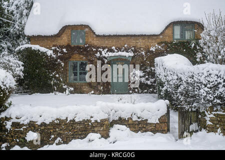 Reetdachhaus im Schnee zu Weihnachten im Dezember. Chipping Campden, Cotswolds, Gloucestershire, England Stockfoto