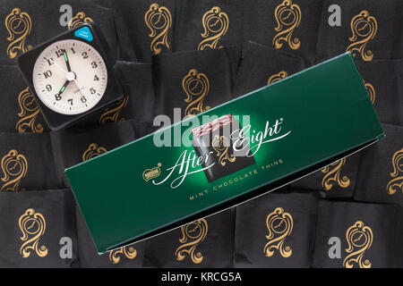 Nach acht mint Chocolate verdünnt Pralinen mit Wecker, die nur als letzten acht Uhr Stockfoto
