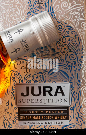 Jura Superstition leicht wiederholten Single Malt Scotch Whisky - Blick nach unten auf der Flasche top Deckel und Kasten Stockfoto