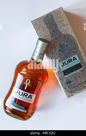 Jura Superstition leicht wiederholten Single Malt Scotch Whisky - auf der Suche nach unten auf Flasche und Schachtel Stockfoto