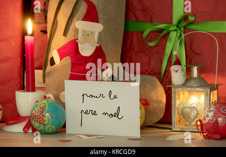 Weihnachten Geschenke und Schreiben für Santa Claus Stockfoto