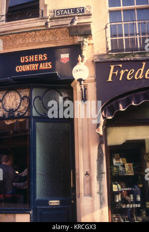 Zeichen für Amtsboten Land Ales Bier auf pub Stall Straßen Bath, England, 1988 Stockfoto