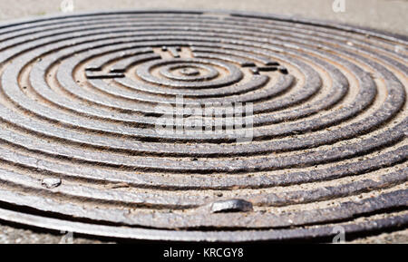 Metall Kanaldeckel Stockfoto