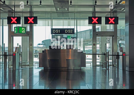 Modernen Flughafen Abflug einchecken in Toren mit Rot oben X Zeichen und ein Flugzeug auf der Landebahn geschlossen. Stockfoto