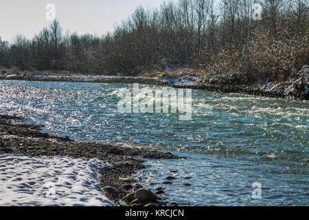 Fluss im Winter. Stromschnellen der stürmische Fluss. Winterlandschaft Stockfoto