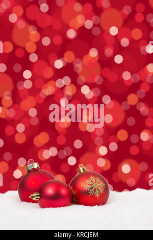 Rote Weihnachtskugeln Weihnachten Lichter Hintergrund Weihnachtskarte Dekoration mit Schnee und Textfreiraum Stockfoto