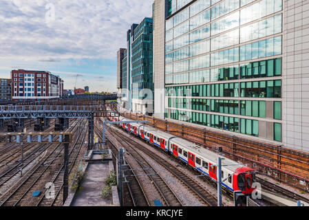 LONDON, GROSSBRITANNIEN, 30. Oktober: Paddington Bahnhof Zug Titel und städtischen Gebäude am 30. Oktober 2017 in London. Stockfoto