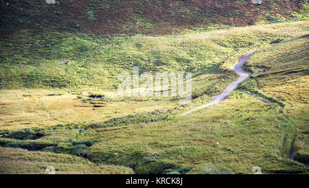 Ein schmaler Pass Road kreuzt Moor auf Caherconree im Slieve Mish Mountains der Halbinsel Dingle in der Grafschaft Kerry in Irland. Stockfoto