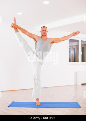 Erwachsene mann Üben Yoga, Padangusthasana/Erweiterte Hand Zehengriff Stockfoto