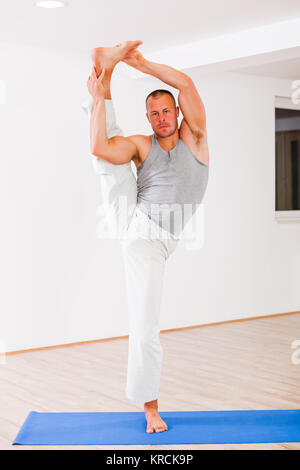 Erwachsene mann Üben Yoga, Padangusthasana/Erweiterte Hand Zehengriff Stockfoto