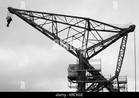 WELLINGTON, Neuseeland - Juni 2, 2012: Port Kran über Himmel Hintergrund in Schwarz und Weiß Stockfoto