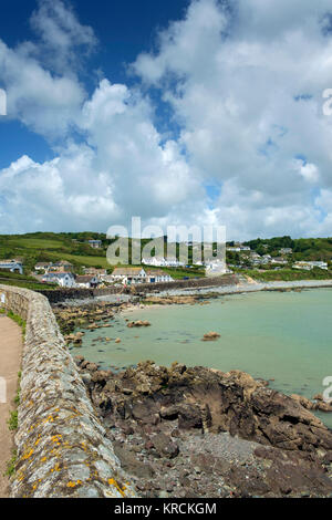 Sommer Sonne auf malerischen Coverack Dorf in der Lizard Halbinsel, Cornwall, Großbritannien Stockfoto