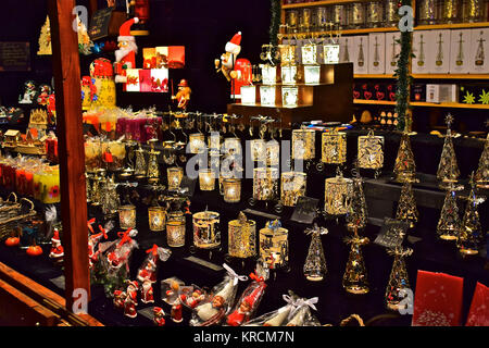 Hell erleuchtete Weihnachten Marktstand in Southampton, Dezember 2017 Stockfoto