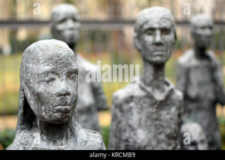 BERLIN, DEUTSCHLAND - 16 Dezember 2017: Detail der Wird Lammert Skulptur "jüdische Opfer des Faschismus" vor dem Alten Jüdischen Friedhof in Berlin. Stockfoto