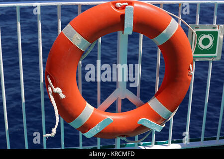 Leben Boje auf dem Deck eines Kreuzfahrtschiffes Stockfoto