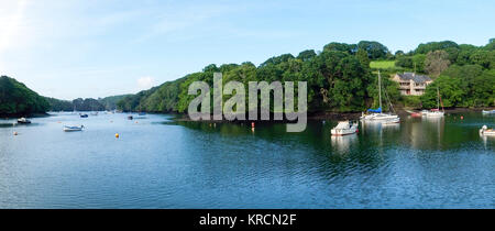 Friedlichen frühen Sommermorgen auf der malerischen Bootsanlegestellen in der Mündung des Helford am Alten Hafen Navas, Cornwall, Großbritannien Stockfoto