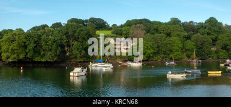 Friedlichen frühen Sommermorgen auf der malerischen Bootsanlegestellen in der Mündung des Helford am Alten Hafen Navas, Cornwall, Großbritannien Stockfoto