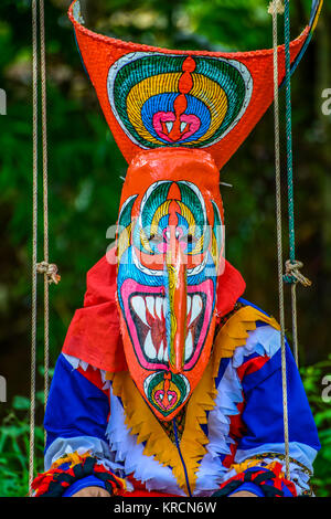 Kid Tänzer mit Ghost Maske in der thailändischen Nordosten traditionelle Phi Ta Khon-Festival ghost Festival zu zeigen Stockfoto